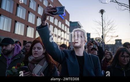 Berlin, Deutschland. März 2024. Julia Navalnaya, Witwe von Alexej Nawalny, macht ein Selfie mit ihrem Smartphone, nachdem sie ihre Stimme für die Präsidentschaftswahlen in der russischen Botschaft abgegeben hat. Quelle: Monika Skolimowska/dpa/Alamy Live News Stockfoto