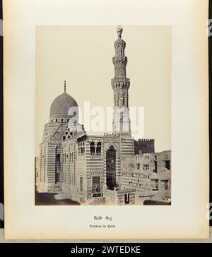 Kaid Bey Moschee. Wilhelm Hammerschmidt, Fotograf (deutsch, geb. Preußen, gestorben 1869) 1860er Jahre ein Außenbild der Kaid-Bey-Moschee in Kairo; Minarett und Kuppel sind im Bild zusammen mit der unteren Hälfte des gemauerten Gebäudes zu sehen. (Recto) oben rechts, in Bleistift: '21'; (rückseitig) unten links, in Bleistift: 'A 32 33 (hamm)' Stockfoto