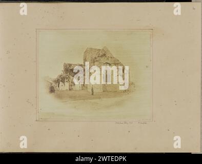 Heilig-Kreuz-Abtei. Osten. William Despard Hemphill, M.D., Fotograf (Irisch, 1816–1902) etwa 1864 Mann, der zwischen den Ruinen der Holy Cross Abbey stand. Steinmauern mit Metallfenstern stehen noch. Moos wächst stark über einigen der Ruinen. (Recto, Mount) oben rechts, Bleistift: '30'; unten links, Bleistift: '198 / 42'; unten rechts, unten Bild, Bleistift in Sir John Joscelyn Coghills Hand: 'Holy Cross Abbey'. Ost - Dr. Hemphill." Stockfoto