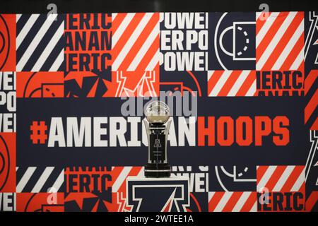 Fort Worth, Texas, USA. März 2024. Die Trophäe für das American Athletic Conference Men's Championship Basketball Finals findet am Sonntagnachmittag in der Dickies Arena unter den Sitzen und hinter dem Platz statt, um das AAC Championship Finals für Herren Basketball zu feiern. Der Gewinner des Spiels zwischen den Temple Owls und UAB Blazers erhält die Trophäe und schlägt sein Ticket für March Madness. (Kreditbild: © Brian McLean/ZUMA Press Wire) NUR REDAKTIONELLE VERWENDUNG! Nicht für kommerzielle ZWECKE! Stockfoto