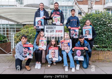 Abbey Road, London, Großbritannien. März 2024. Eine Gruppe israelischer Gymnasiasten, Überlebende des Terroranschlags vom 7. Oktober 2023, die London im Rahmen einer Delegation besucht haben, die 7/10 vom Human Chain Project organisiert wurde, posieren von einem Schild der Abbey Road mit Geiselplakaten ihrer 7 Freunde und Nachbarn, die noch immer in Gaza gefangen gehalten werden, seit sie während eines palästinensischen Angriffs in Israel vor 163 Tagen aus ihren Häusern genommen wurden. Die Gruppe besuchte Studenten in London, um ihre Geschichten und schrecklichen Erfahrungen des Massakers zu teilen. Foto: Amanda Rose/Alamy Live News Stockfoto