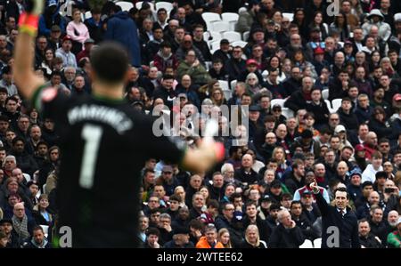 London, Großbritannien. März 2024. Unai Emery, der Manager von Aston Villa (r), sieht zu und signalisiert Aston Villa Torhüter Emiliano Martinez. Premier League Spiel, West Ham Utd gegen Aston Villa im London Stadium, Queen Elizabeth Olympic Park in London am Sonntag, den 17. März 2024. Dieses Bild darf nur für redaktionelle Zwecke verwendet werden. Foto nur für redaktionelle Verwendung von Sandra Mailer/Andrew Orchard Sportfotografie/Alamy Live News Credit: Andrew Orchard Sportfotografie/Alamy Live News Stockfoto