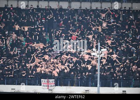 Fans (Mailand) beim Spiel der italienischen Serie A zwischen Hellas Verona 1-3 Mailand im Marcantonio Bentegodi Stadion am 17. März 2024 in Monza, Italien. Quelle: Maurizio Borsari/AFLO/Alamy Live News Stockfoto