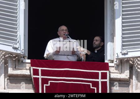 Vatikanstadt, Vatikan, 17. März 2024. Papst Franziskus hält sein Angelus-Mittagsgebet vom Fenster seines Ateliers mit Blick auf den Petersplatz im Vatikan. Maria Grazia Picciarella/Alamy Live News Stockfoto