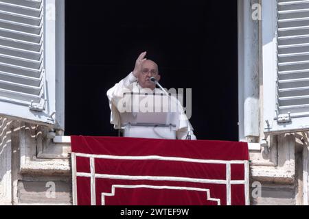 Vatikanstadt, Vatikan, 17. März 2024. Papst Franziskus hält sein Angelus-Mittagsgebet vom Fenster seines Ateliers mit Blick auf den Petersplatz im Vatikan. Maria Grazia Picciarella/Alamy Live News Stockfoto