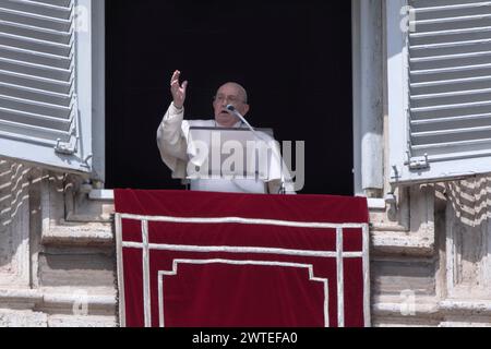 Vatikanstadt, Vatikan, 17. März 2024. Papst Franziskus hält sein Angelus-Mittagsgebet vom Fenster seines Ateliers mit Blick auf den Petersplatz im Vatikan. Maria Grazia Picciarella/Alamy Live News Stockfoto