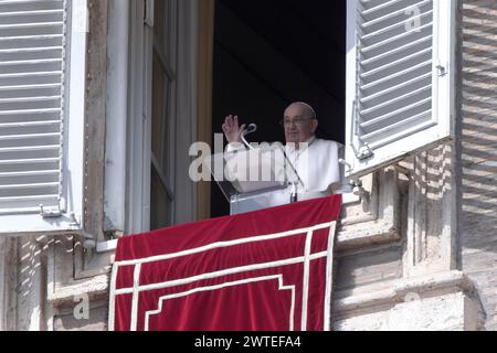 Vatikanstadt, Vatikan, 17. März 2024. Papst Franziskus hält sein Angelus-Mittagsgebet vom Fenster seines Ateliers mit Blick auf den Petersplatz im Vatikan. Maria Grazia Picciarella/Alamy Live News Stockfoto