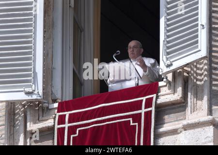 Vatikanstadt, Vatikan, 17. März 2024. Papst Franziskus hält sein Angelus-Mittagsgebet vom Fenster seines Ateliers mit Blick auf den Petersplatz im Vatikan. Maria Grazia Picciarella/Alamy Live News Stockfoto