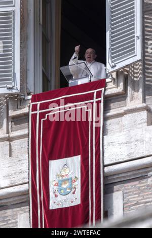 Vatikanstadt, Vatikan, 17. März 2024. Papst Franziskus hält sein Angelus-Mittagsgebet vom Fenster seines Ateliers mit Blick auf den Petersplatz im Vatikan. Maria Grazia Picciarella/Alamy Live News Stockfoto