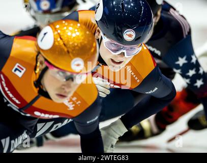 ROTTERDAM - Suzanne Schulting (NED) und Xandra Velzeboer (NED) im Halbfinale 1000 Meter Frauen bei den Kurzstreckenweltmeisterschaften in Ahoy. ANP KOEN VAN WEEL Stockfoto