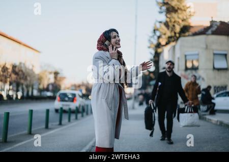 Junger Geschäftsmann mit Einkaufstaschen, der Freundin am Telefon in urbaner Umgebung gegenüberstellt. Stockfoto