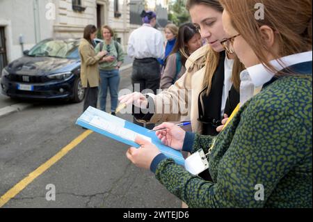 17. März 2024, Rom, Italien: Aktivisten der Italienischen Radikalen Partei fördern das internationale Projekt "Vote im Ausland" für die russischen Präsidentschaftswahlen 2024 und bieten Personen, die nach der Abstimmung die russische Botschaft verlassen, eine anonyme Umfrage an. dies kann auch online erfolgen, zusätzlich zur Teilnahme an den russischen Präsidentschaftswahlen in Rom. Eine lange Schlange von Menschen, die die russische Botschaft in Rom für die russischen Präsidentschaftswahlen erreichen. Die Wahlbeteiligung der ersten Wähler begann kurz nach 8 Uhr morgens, aber nach 30 Uhr stieg die Zahl der Wähler rapide an. Navalnys neueste A Stockfoto