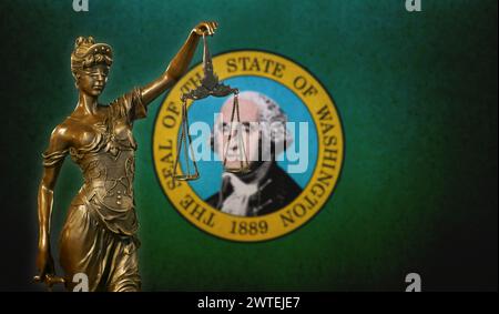 Nahaufnahme einer kleinen Bronzestatuette von Lady Justice vor einer Flagge von Washington. Stockfoto