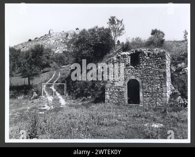 Abruzzen L'Aquila Bominaco Castle. Hutzel, Max 1960-1990 Blick vom Schloss; Blick auf die Ruinen der Burg. Der in Deutschland geborene Fotograf und Gelehrte Max Hutzel (1911–1988) fotografierte in Italien von den frühen 1960er Jahren bis zu seinem Tod. Das Ergebnis dieses Projektes, von Hutzel als Foto Arte Minore bezeichnet, ist eine gründliche Dokumentation der kunsthistorischen Entwicklung in Italien bis zum 18. Jahrhundert, darunter Objekte der Etrusker und Römer sowie frühmittelalterliche, romanische, gotische, Renaissance- und Barockdenkmäler. Die Bilder werden nach geografischer Region in Italien, dann nach Provinz, Stadt und Standort geordnet Stockfoto