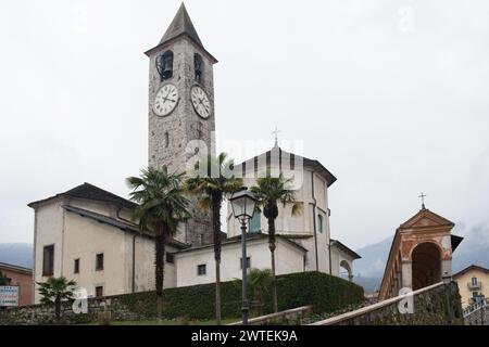 Kirche Santi Gervasio und Protasio auf der Piazza della Chiesa im historischen Zentrum von Baveno, Italien. Erbaut im 16. Jahrhundert Stockfoto