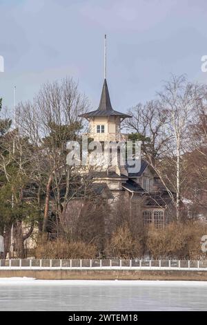 Holzturm von Kesäranta, dem offiziellen Wohnsitz des Premierministers, in Helsinki, Finnland Stockfoto