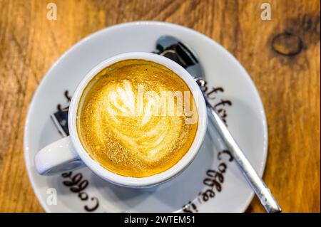 Echter Kaffee und Milch während des Frühstücks in Alicante, Spanien Stockfoto