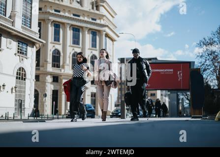 Junge, stilvolle Geschäftsleute, die selbstbewusst in urbaner Umgebung unterwegs sind. Stockfoto