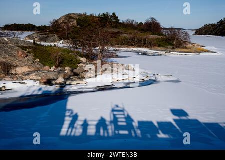 MEEREIS, MS UTÖ LOKALE FÄHRE, TURKU ARCHIPEL: Ausblicke auf Muster im Meereis im wunderschönen Turku Archipel an einem frischen, sonnigen Wintertag vom Deck der kostenlosen Archipel Fähre MS Utö. INFO: Das Turku-Archipel in der Ostsee vor der Südwestküste Finnlands umfasst Tausende von Inseln und Inselchen. Die malerische Landschaft mit malerischen Dörfern und historischen Wahrzeichen zieht Besucher an, die Ruhe, Abenteuer im Freien und maritimen Charme suchen. Stockfoto