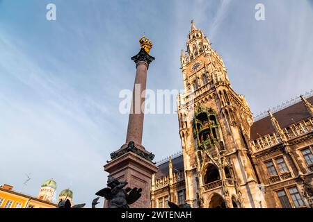 Mariensäule oder Mariensaule auf dem berühmten Marienplatz in München, Bayern, Deutschland. Stockfoto