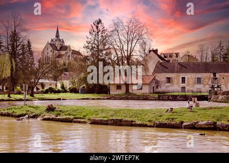 Mareuil-sur-Ourcq Dorf in Frankreich. Blick vom Fluss. Stockfoto