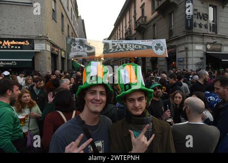 Mailand, Italien. März 2024. Revellers feiert den St. Patrick's Day in Mailand (Foto: © Ervin Shulku/ZUMA Press Wire) NUR REDAKTIONELLE VERWENDUNG! Nicht für kommerzielle ZWECKE! Stockfoto