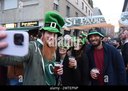 Mailand, Italien. März 2024. Revellers feiert den St. Patrick's Day in Mailand (Foto: © Ervin Shulku/ZUMA Press Wire) NUR REDAKTIONELLE VERWENDUNG! Nicht für kommerzielle ZWECKE! Stockfoto