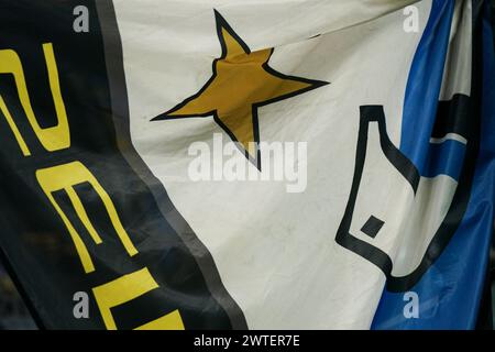 Mailand, Italien. März 2024. Mailand, Italien, 17. März 2024: Inter Flag beim Seria A-Fußballspiel zwischen FC Internazionale und SSC Napoli in San Siro in Mailand. (Daniela Porcelli/SPP) Credit: SPP Sport Press Photo. /Alamy Live News Stockfoto