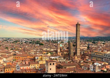 Bologna Stadt Emilia Romagna berühmt für ihre Speisen und den historischen Sitz der ältesten Universität mittelalterliche Türme italien Stockfoto