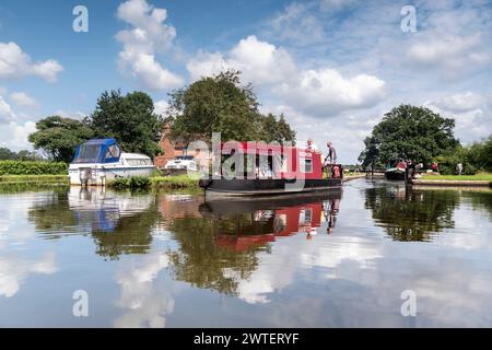 URLAUB URLAUB TAGESAUSFLUG BOOTFAHREN BARGE SCHMALBOOT River Wey Navigations traditionelle Familie Sommerurlaub Vermietung Schmalboot, mit Kreuzfahrt Familie verlassen Papercourt Lock an perfekten Sommertag Ripley Surrey England Großbritannien Stockfoto