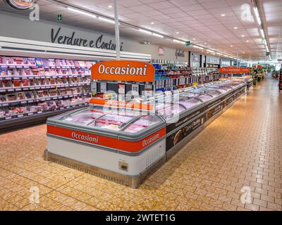 Fossano, Italien - 12. März 2024: Gang mit Kühltheken mit Fleisch mit Occasione (Rabatt) Schildern in der Lebensmittelabteilung des LIDL Supermarktes. Li Stockfoto