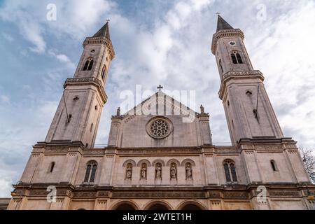 Die katholische Pfarrkirche und Universitätskirche St. Ludwigskirche ist eine neoromanische Kirche in München. Stockfoto