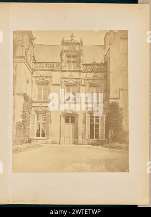 Château de Fontaine-Henri. William J. Stillman, Fotograf (amerikanisch, 1828–1901) um 1861 Ansicht des Vordereingangs des Château de Fontaine-Henry. Die Tür ist von fünf Fenstern umgeben, die mit Ogee-Bögen verziert sind. Die drei Fenster im oberen Geschoss weisen jeweils dekorative Kreuze an der Stelle des Bogens auf. Ein Dachfenster, das sich vom Dach erstreckt, weist auch ein Kreuz an der Stelle des Bogens auf, das von einem geschnitzten Schirm mit kleineren Blattbögen und anderen dekorativen Elementen umgeben ist. (Recto, Halterung) oben rechts, handgeschrieben mit Bleistift: '14'; unten links, handgeschrieben mit Bleistift: Stockfoto