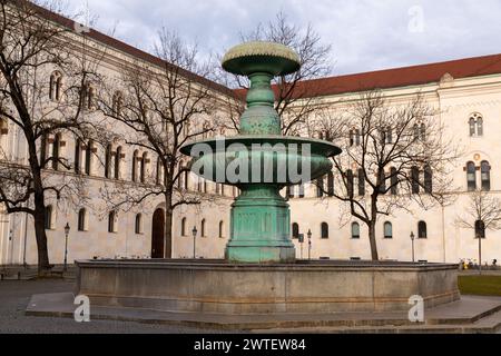 Der Geschwister Scholl Platz ist ein kurzer halbrunder Platz vor der Ludwig-Maximilians-Universität in der Ludwigstraße in München. Stockfoto