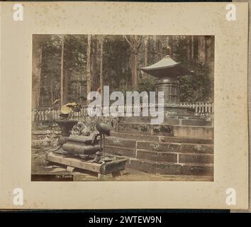 Grab von Tokugawa Ieyasu, Nikko. Zugeschrieben von Adolfo Farsari, Fotograf (Amerikaner, 1841–1898) oder Kozaburo Tamamura, Fotograf (Japaner, geboren 1856) um die 1875–1890er Jahre Ansicht des Grabes des Shogun Tokugawa Ieyasu am Nikko Tosho-gu-Schrein, mit dem bronzenen „Hoto“ oder Schatzpagode, in der seine Überreste aufbewahrt werden. Vor der Pagode befinden sich eine Vase, ein Räuchergefäß und ein kranförmiger Kerzenhalter. (Recto, Print) links unten, negativ gedruckt: 'S [teilweise zugeschnittenes] Grab'; Stockfoto