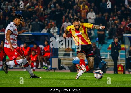 Tunis, Tunesien. März 2024. Tunis, Tunesien. 16. März 2024. Der brasilianische Spieler Rodrigo Rodriguez von Esperance Sportive Tunis (EST) gegen Club Africain (CA) im Rades-Stadion in Tunis, Tunesien. Das Spiel ist Teil der Tunesischen Meisterschaft (Credit Image: © Hasan mrad/IMAGESLIVE via ZUMA Press Wire) NUR REDAKTIONELLE VERWENDUNG! Nicht für kommerzielle ZWECKE! Stockfoto