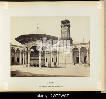 Brunnen der Moschee von Mohamed Ali in Kairo. Wilhelm Hammerschmidt, Fotograf (deutsch, geb. Preußen, gestorben 1869) 1860er Jahre Ein Blick aus dem Innenhof der Moschee mit Marmorpavillon und dem Brunnen, den sie links beherbergt. Der Turm der Moschee ist im Hintergrund rechts zu sehen. (Recto) oben rechts, in Bleistift: '12'; (rückseitig) unten links, in Bleistift: 'A 32 24 (Ham)'; Stockfoto