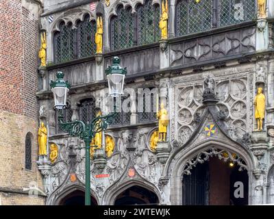Statuen der Basilika Heilige Bloed in Brügge, Westflandern, Belgien. Stockfoto