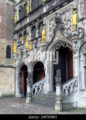 Statuen der Basilika Heilige Bloed in Brügge, Westflandern, Belgien. Stockfoto