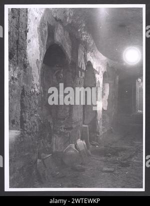 Campania Napoli Castellammare di Stabia Grotta di S. Biagio. Hutzel, Max 1960-1990 Mittelalter: Möglicherweise eine alte Krypta, später in eine kleine christliche Kirche umgewandelt. Enthält frühmittelalterliche Fresken. Der in Deutschland geborene Fotograf und Gelehrte Max Hutzel (1911–1988) fotografierte in Italien von den frühen 1960er Jahren bis zu seinem Tod. Das Ergebnis dieses Projektes, von Hutzel als Foto Arte Minore bezeichnet, ist eine gründliche Dokumentation der kunsthistorischen Entwicklung in Italien bis zum 18. Jahrhundert, einschließlich der Objekte der Etrusker und Römer, sowie des frühmittelalterlichen, romanischen, gotischen, Renaissance und Bar Stockfoto