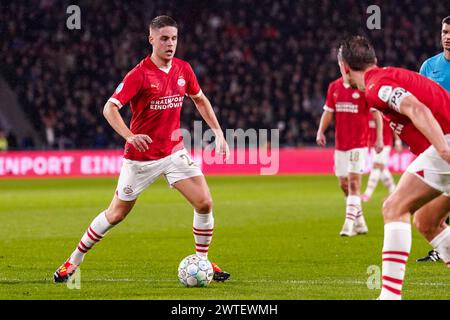 Eindhoven, Niederlande. März 2024. EINDHOVEN, NIEDERLANDE - 17. MÄRZ: Joey Veerman von PSV läuft mit dem Ball während des niederländischen Eredivisie-Spiels zwischen PSV und FC Twente im Philips Stadion am 17. März 2024 in Eindhoven, Niederlande. (Foto von Joris Verwijst/Orange Pictures) Credit: Orange Pics BV/Alamy Live News Stockfoto