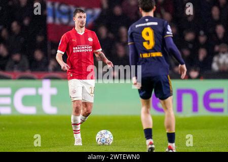 Eindhoven, Niederlande. März 2024. EINDHOVEN, NIEDERLANDE - 17. MÄRZ: Olivier Boscagli von PSV spielt mit dem Ball während des niederländischen Eredivisie-Spiels zwischen PSV und FC Twente im Philips Stadion am 17. März 2024 in Eindhoven, Niederlande. (Foto von Joris Verwijst/Orange Pictures) Credit: Orange Pics BV/Alamy Live News Stockfoto