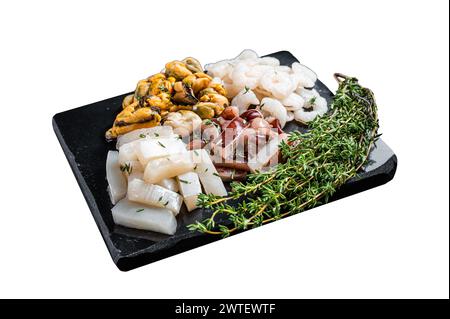 Teller mit verschiedenen Meeresfrüchten, Mischung aus Muscheln, Muscheln, Tintenfisch, Tintenfisch, Tintenfisch, Garnelen und Garnelen. Isoliert auf weißem Hintergrund. Draufsicht Stockfoto