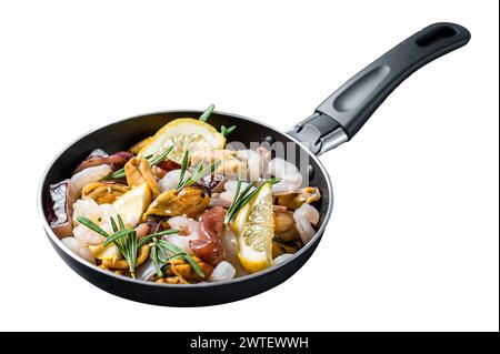 Roher Mix Meeresfrüchte-Cocktail mit Garnelen, Garnelen, Muscheln, Tintenfischen und Tintenfischen in einer Pfanne bereit zum Kochen. Isoliert auf weißem Hintergrund. Draufsicht Stockfoto