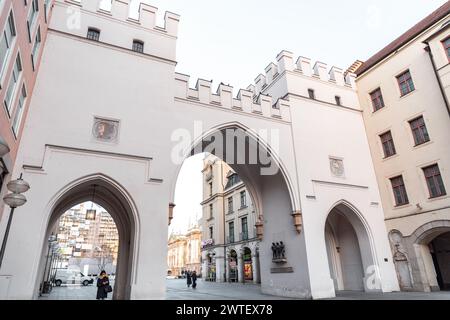 München, Deutschland - 23. Dezember 2021: Das historische Karlstor, das Karlstor im Stadtteil Statchus von München, der bayerischen Hauptstadt. Stockfoto