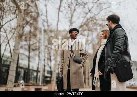 Jungunternehmer, die ein Treffen im Freien in der Stadt veranstalten. Stockfoto