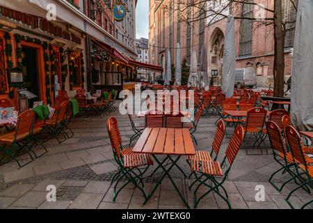 München, Deutschland - 24. Dezember 2021: Außensitze von Restaurants und Cafés in den Hauptstraßen von München, Bayern, Deutschland. Stockfoto