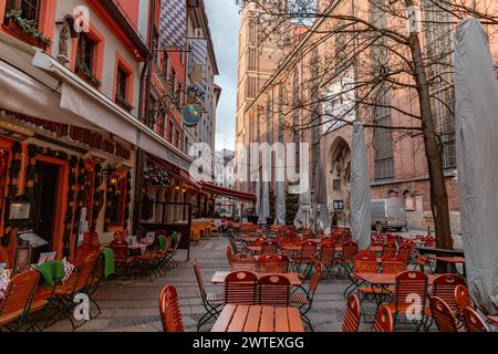 München, Deutschland - 24. Dezember 2021: Außensitze von Restaurants und Cafés in den Hauptstraßen von München, Bayern, Deutschland. Stockfoto