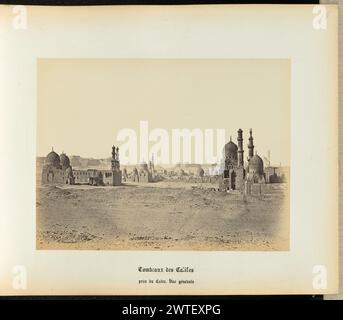 Gräber der Kalifen. Wilhelm Hammerschmidt, Fotograf (deutsch, geb. Preußen, gestorben 1869) 1860er Jahre Eine Bodenansicht der Grabstätten der Kalifen aus der Wüste in Kairo. (Recto): Oben rechts, in Bleistift: '15'; (rückseitig): Unten links, in Bleistift: 'A 32 27 (Hamm)' Stockfoto