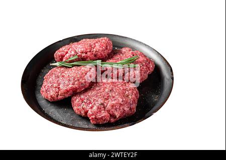 Rohe Frikadellen aus Hackfleisch, rohe Fleischkoteletts. Isoliert auf weißem Hintergrund. Draufsicht Stockfoto
